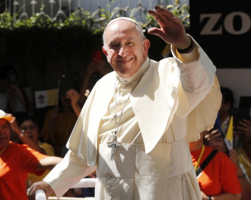 教宗方濟各展開泰國訪問行程，向人群揮手。AP
