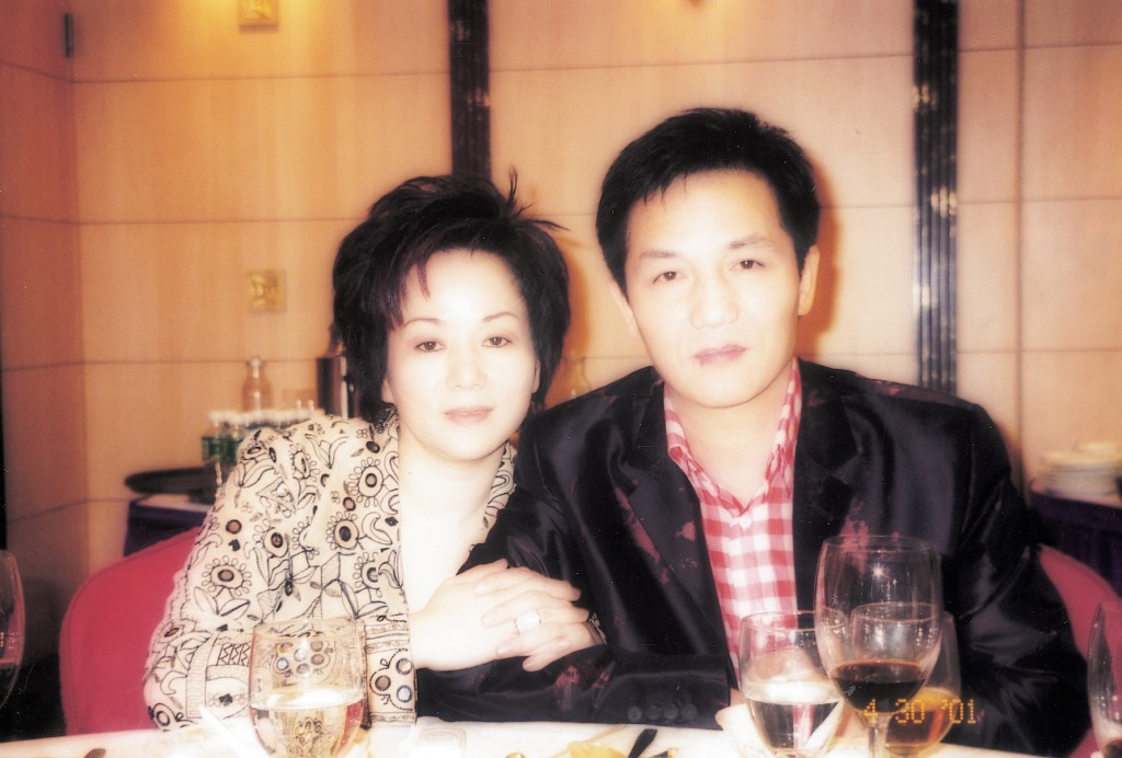 毛玉萍与丈夫周正毅在90年代与于上开始炖汤生意发迹，周正毅更曾一度登上《福布斯》中国富豪排行榜第11位，因而被封为「上海首富」。
