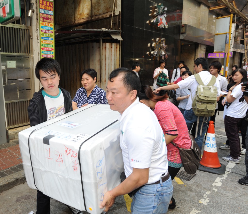 市民即场抬走买到的电器。