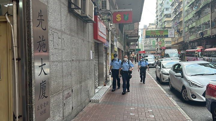 男弓倒斃單位廁所內，警員到場調查。梁國峰攝