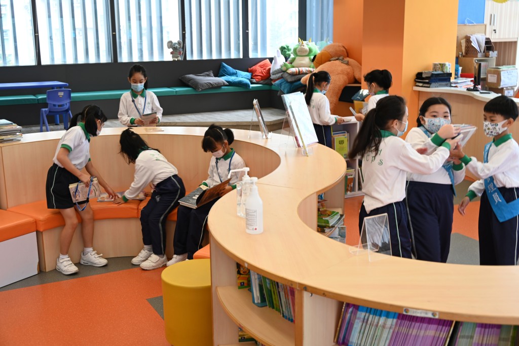 ■趁僅餘的小息時間，學生紛紛趕至圖書館借書。校長陳頌康指，明年二月重返全日制，午後將增加不同的閱讀活動，冀拓寬學生的閱讀視野及興趣。