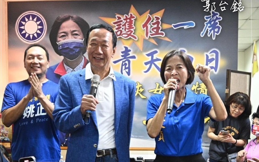 郭台铭（前左）日前为国民党议员站台。郭台铭fb