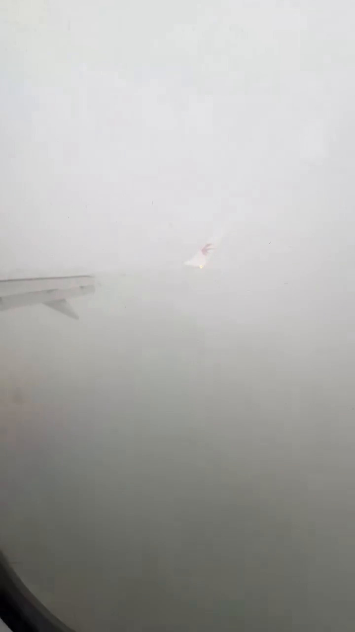 香港天文台前日（14日）早上一度發出黑色 暴雨警告信號，一名到雲南香格里拉旅遊後 ，乘坐飛機由昆明回港的女乘客正經歷「人 生第一次在黑雨下降落」。Threads截圖