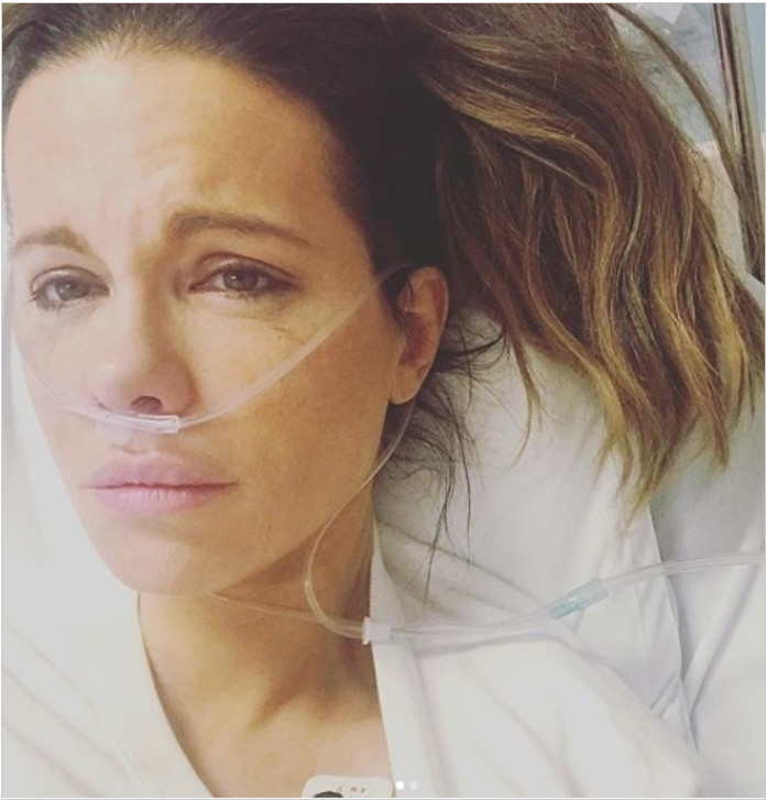 姬蒂碧金莎臥在醫院病床的照片樣子楚楚可憐。ig