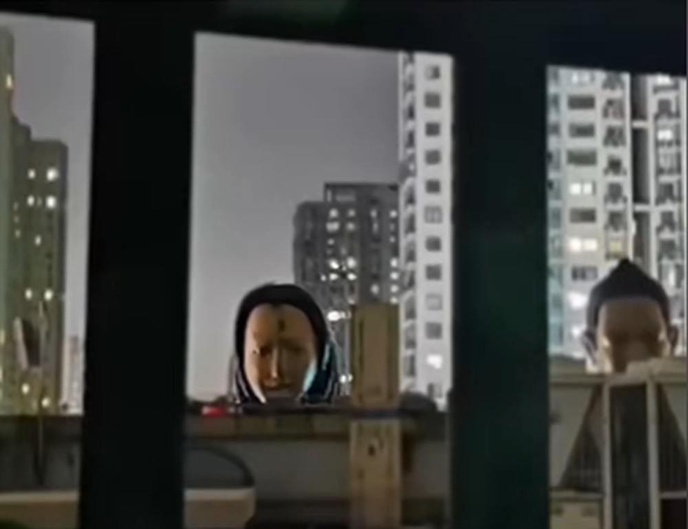 巨型人頭雕像現商場樓頂，晚上變得非常詭異。