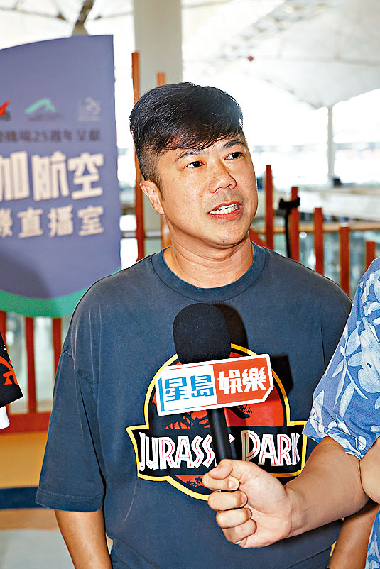 對於女友心穎及早前批評姜濤風波，泥鯭均沒有正面回應。