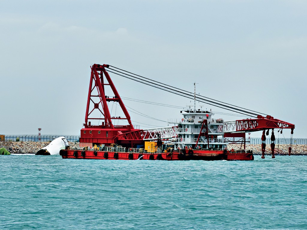 打撈船「南天翔」昨晨靠近貨機殘骸，為打撈的前期工作作準備。