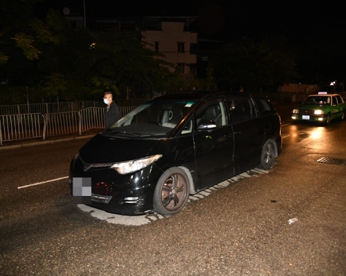 一輛七人車洪水橋遇路障,車內其中三人向兩警噴胡椒噴霧逃去。