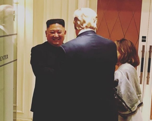 白宮發布一張特朗普與金正恩握手告別照片。