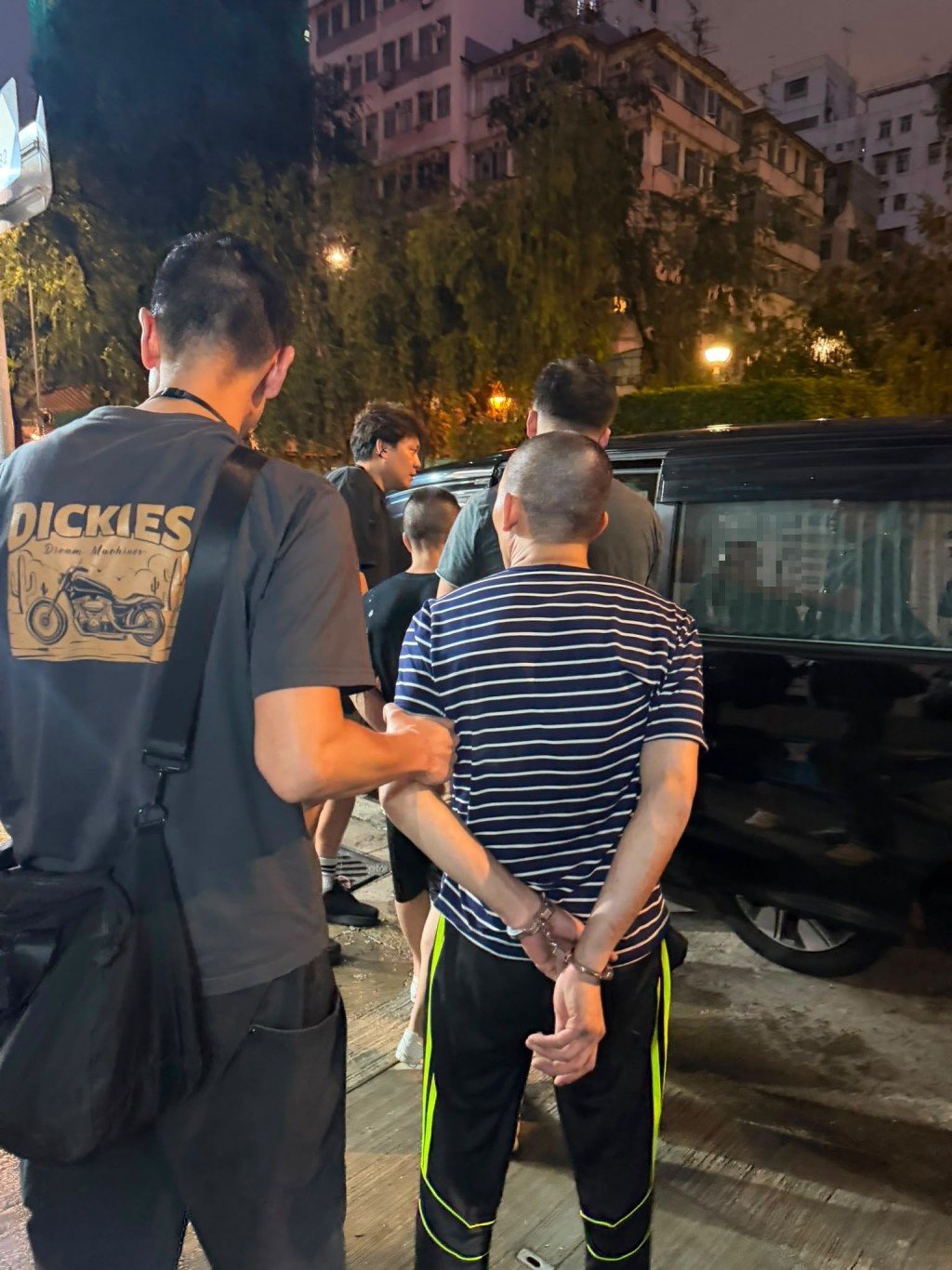 警方拘捕6名男女。