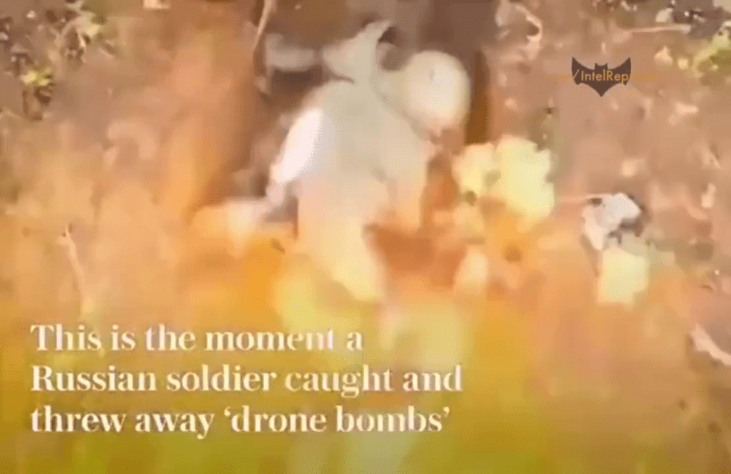 俄兵接弹后随即丢出，手榴弹就在不远处引爆。