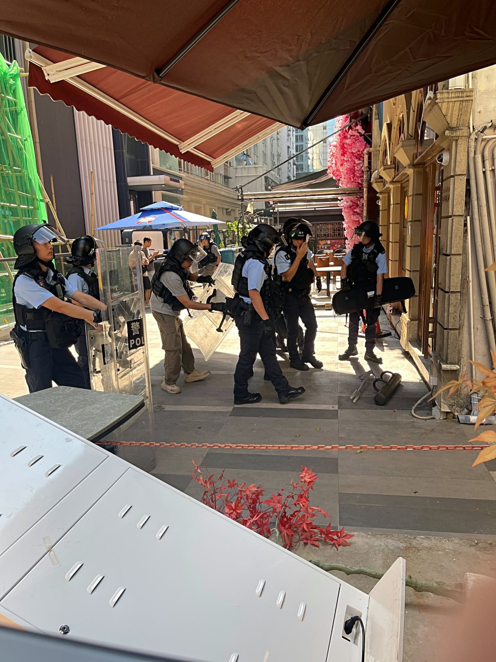 大批警員持盾牌到場。讀者提供 大批警員持盾牌到場。讀者提供