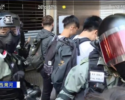 警方入聖十字架堂拘捕數人。NowTV截圖