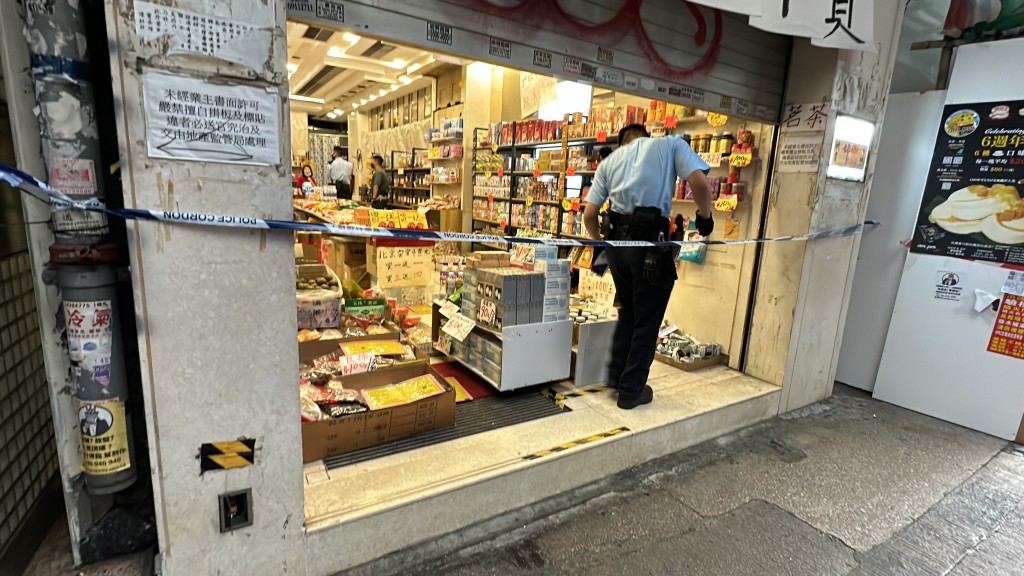 店舖被爆竊，警員到場調查。劉漢權攝
