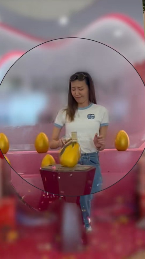 吳若希興奮地參與收樓儀式,慶祝成為珠海業主。 吳若希興奮地參與收樓儀式,慶祝成為珠海業主。