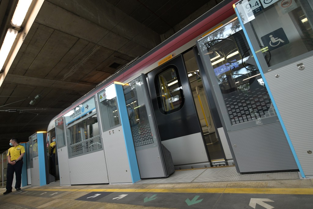 港铁指5月底会在大埔墟站展开自动月台闸门安装工程。梁誉东摄