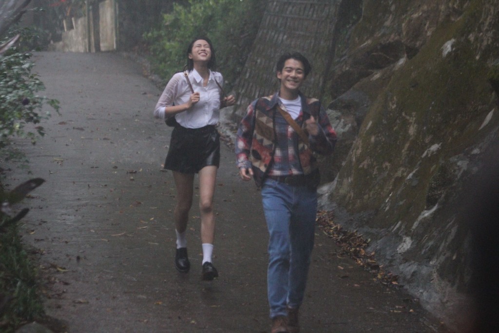 好有動感濕晒嘅劉穎鏇喺雨中邊跑邊抬起頭感受雨點，睇佢跑得幾有動感。