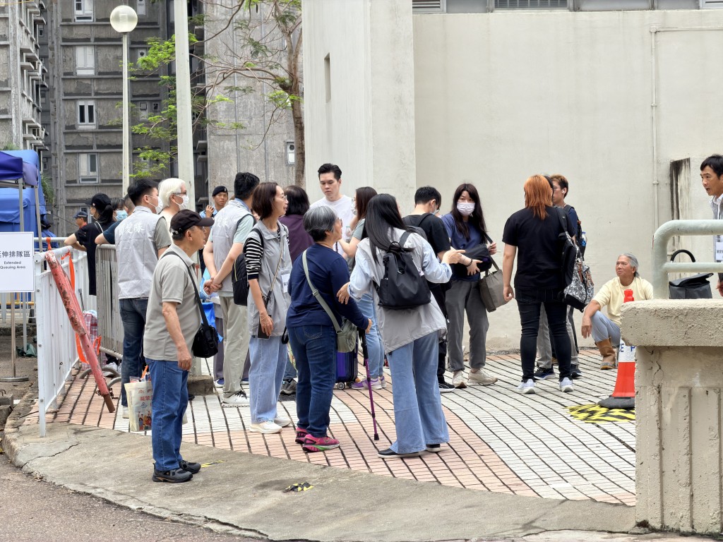 宏新阁居民第二日上楼执拾个人物品。梁国峰摄 宏新阁居民第二日上楼执拾个人物品。梁国峰摄