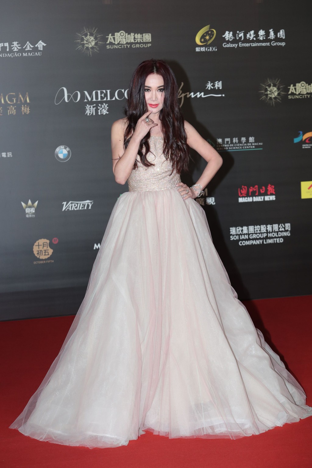 溫碧霞盛裝行紅氈。