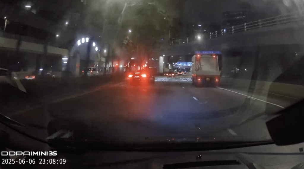 涉事Tesla一直向前狂飆。 涉事Tesla一直向前狂飆。