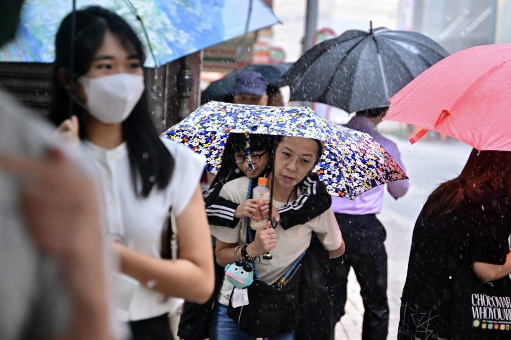 一道低壓槽正為廣東沿岸及南海北部帶來驟雨。