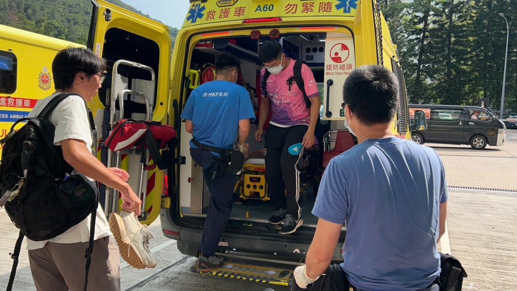 傷者清醒由救護車送院。 傷者清醒由救護車送院。