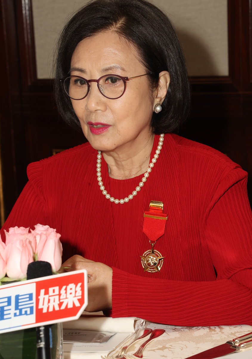 阿姐表示收到主席許濤與總經理曾志偉的電話恭賀。