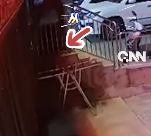 內蒙古有約60歲大叔為了逃單，由足浴店二樓跳落街逃走。抖音＠青島新聞網