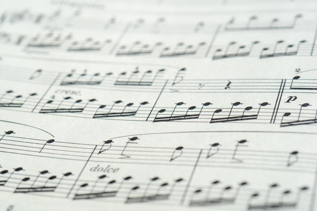 以颜色区分五线谱的线与间、自制音符卡， 能有效帮助读写障碍孩子减低阅谱混乱。（图片来源：PhotoAC）