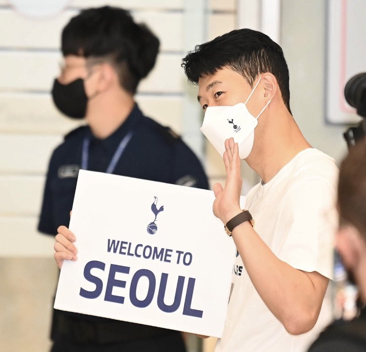 孙兴民手持「首尔欢迎您」纸牌，在接机处守候。 热刺twitter图片