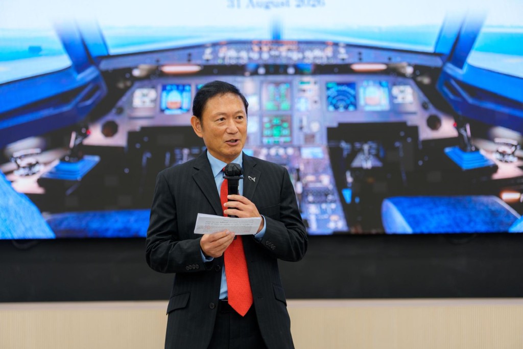 航空學院飛行訓練及航空工程培訓中心總監葉欣鴻機長勉勵學員,飛行樂趣與挑戰並存,並緊記沒有你的同意,世上並無任何事、任何人能夠打敗你,最終只有你自己能決定你可以飛得多高多遠。 航空學院飛行訓練及航空工程培訓中心總監葉欣鴻機長勉勵學員,飛行樂趣與挑戰並存,並緊記沒有你的同意,世上並無任何事、任何人能夠打敗你,最終只有你自己能決定你可以飛得多高多遠。