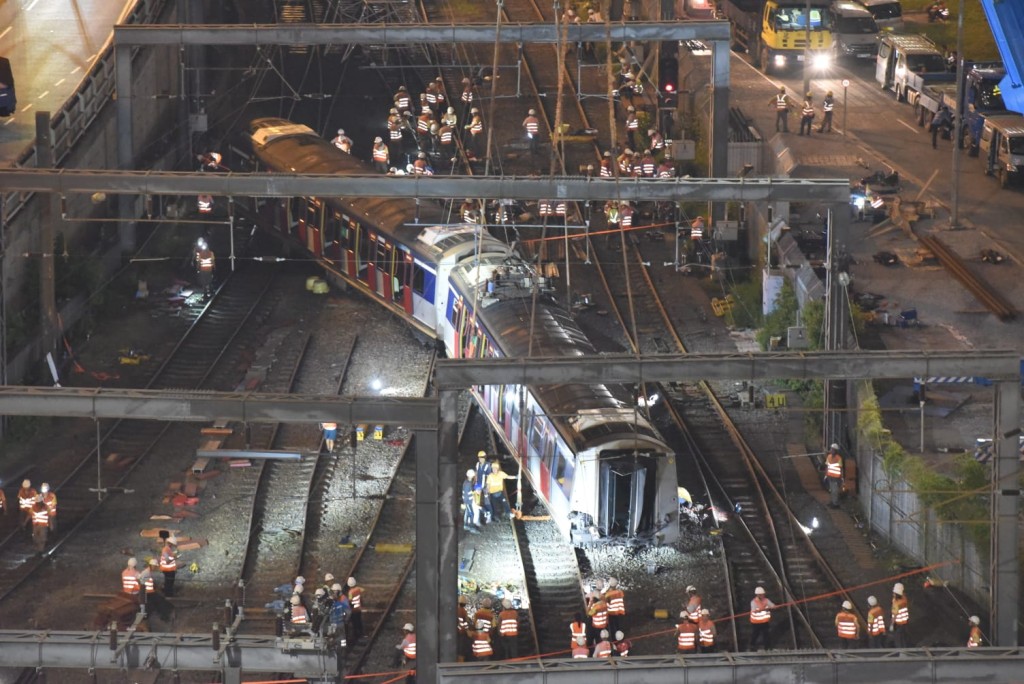 出軌的東鐵綫列車，仍有兩節車卡未移回路軌