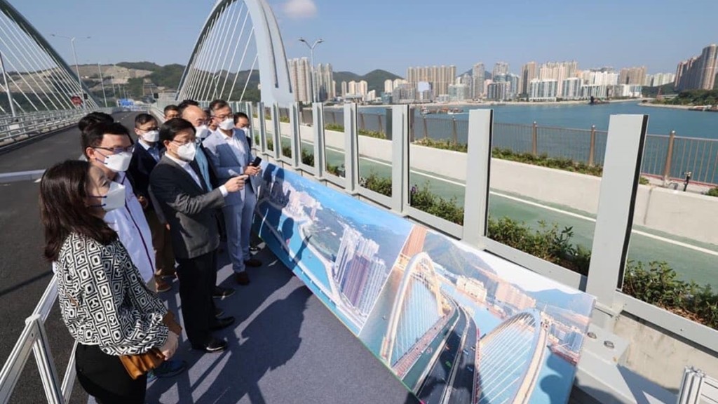 李家超指跨灣連接路的海上高架橋可飽覽將軍澳海灣的景色。李家超FB圖片