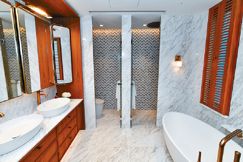 ■浴室以雲石為設計主調，附連浴缸、淋浴間及雙洗手盤。