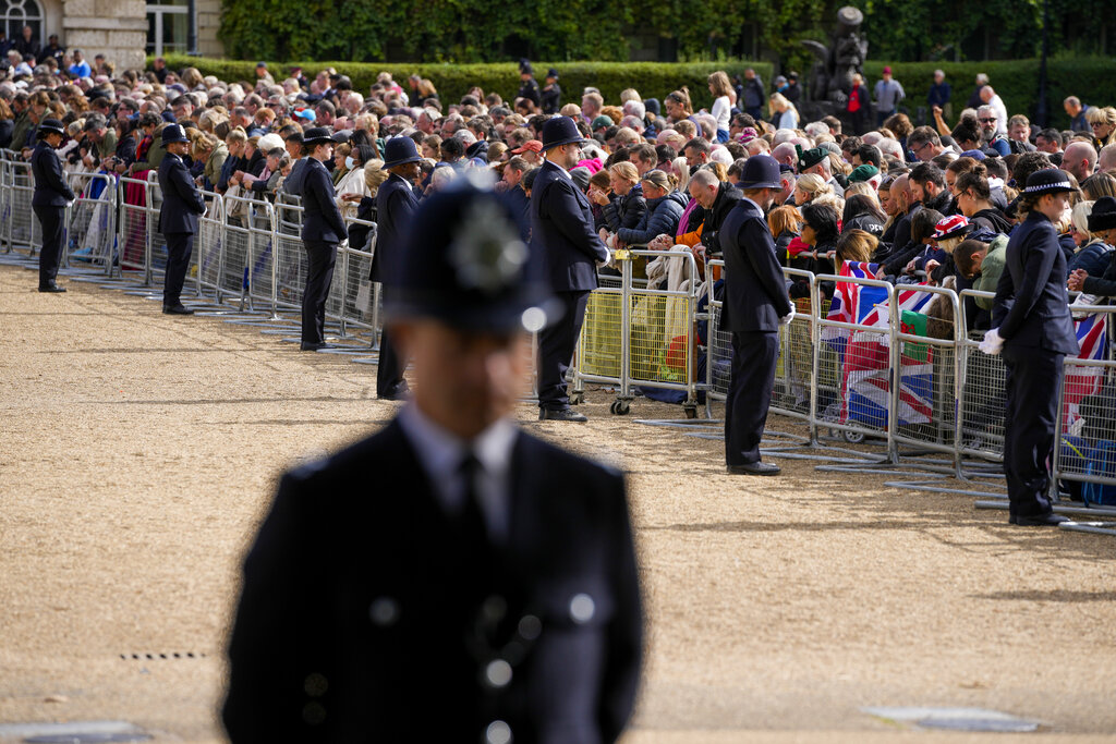 英國警方因應女皇國葬嚴陣以待。AP