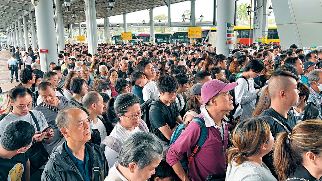 深圳灣口岸昨早出現「逼爆」場面，警員要架起鐵馬圍欄形成通道，協助疏導出境旅客。