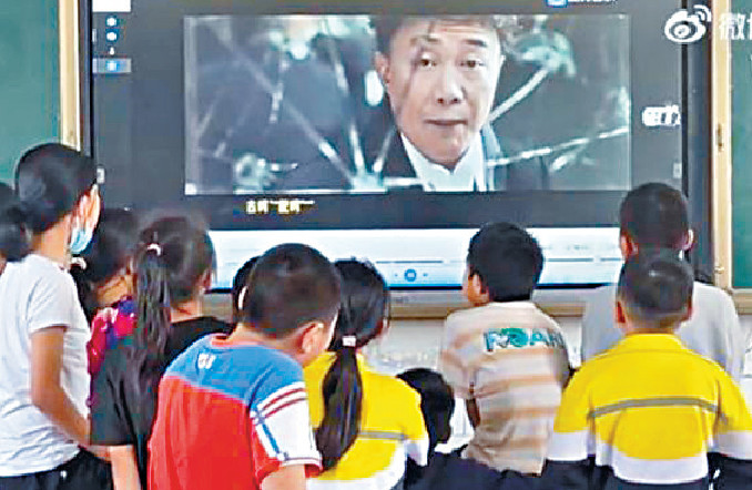 ■網上瘋傳小學生在課室內邊看Eason，邊大合唱的片段。
