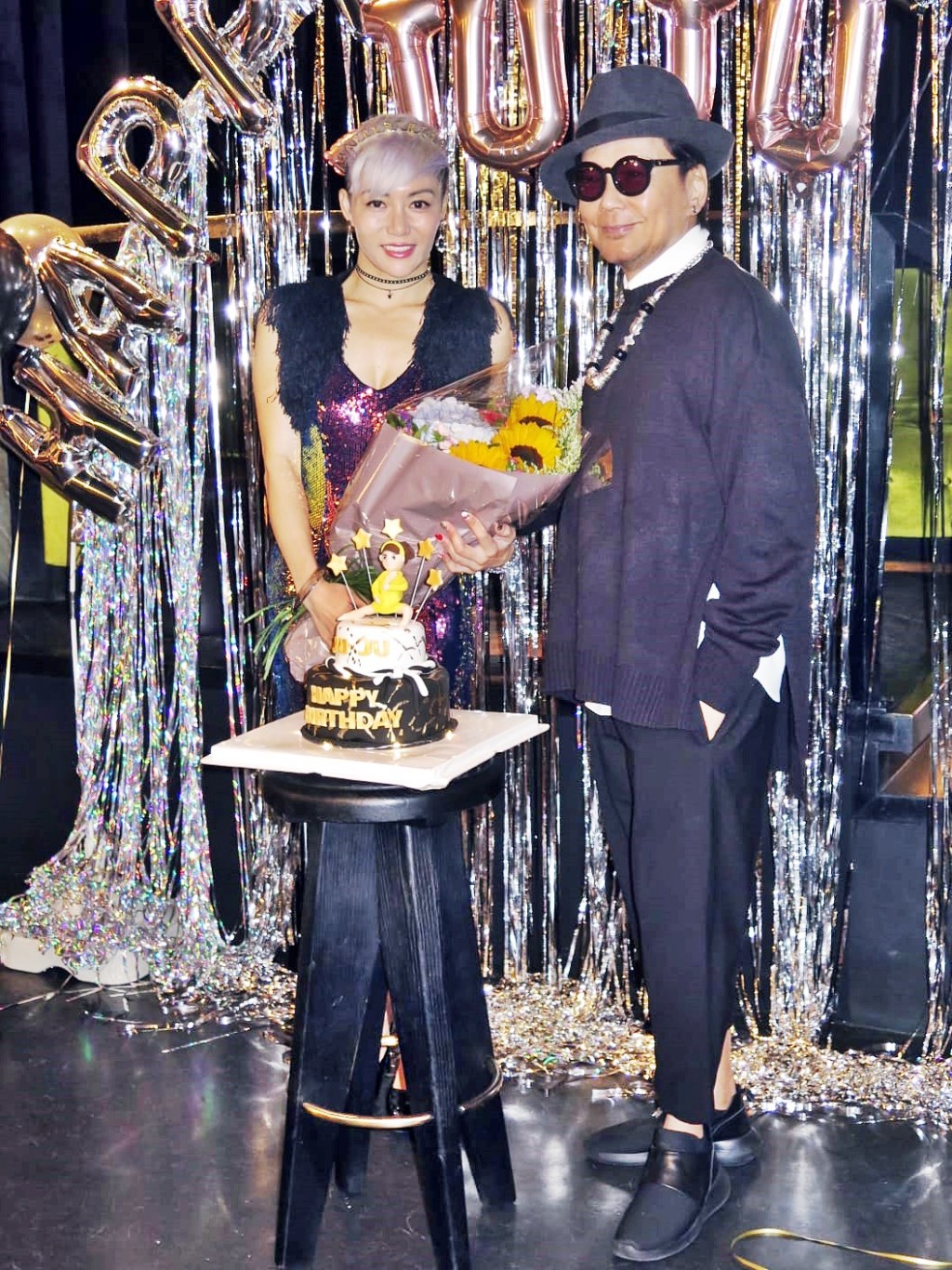 好友贾思乐到贺。