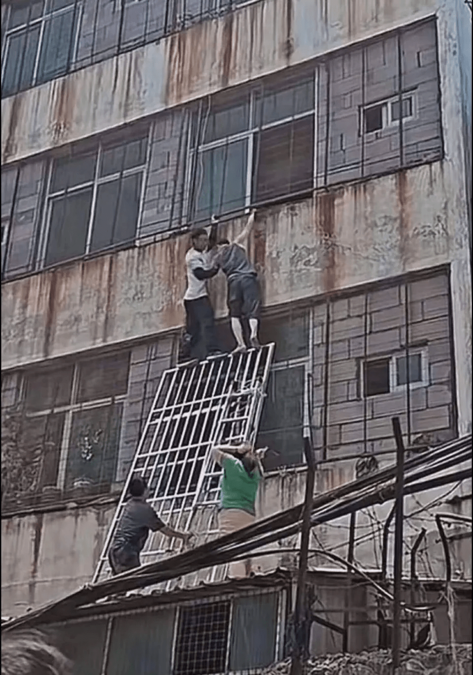 一名路過攀巖愛好者火場救人。瀟湘晨報 一名路過攀巖愛好者火場救人。瀟湘晨報