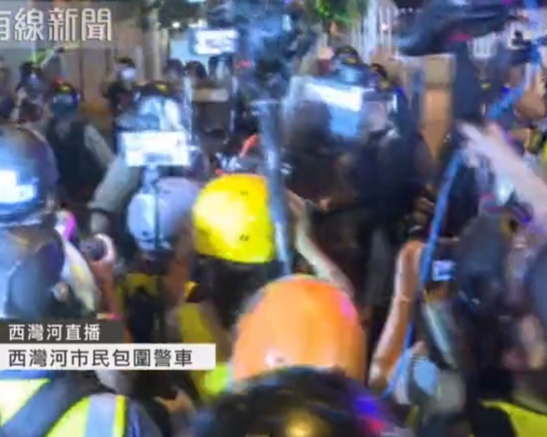 群眾西灣河包圍警車投擲雜物。有線新聞