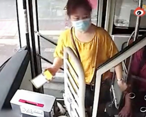 婦人多次以手機背輕拍收款機也未能成功付車資。網圖