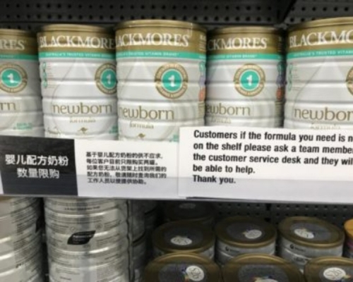 澳洲超市早前有簡體中文告示,限制購買罐裝奶粉數量。網圖