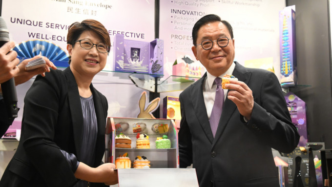 香港贸发局署理总裁张淑芬（左）表示，今年香港书展、运动消闲博览及零食世界反应踊跃，她感到非常振奋。资料图片