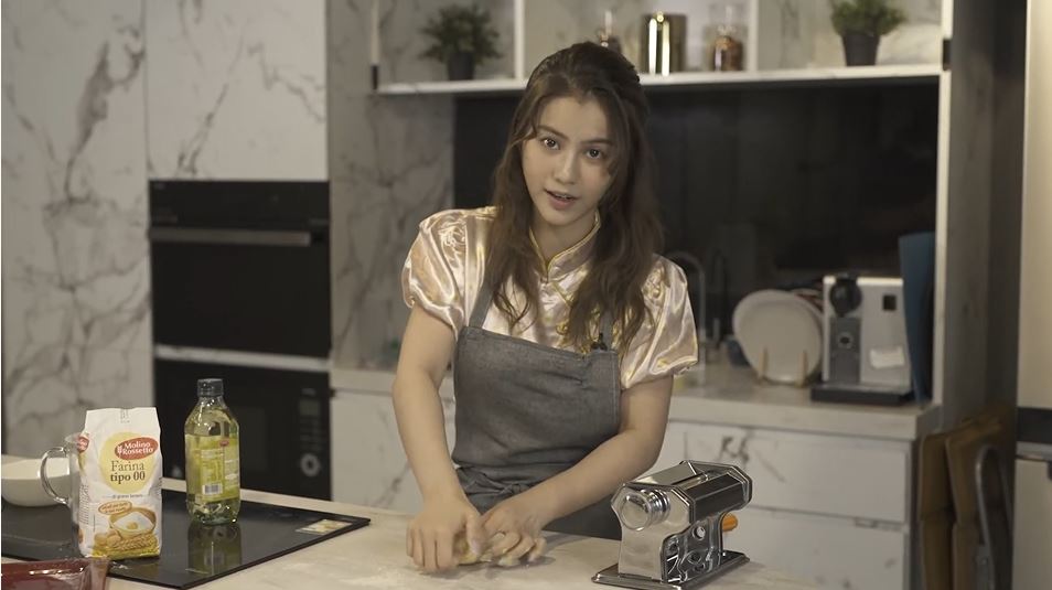 原來是宣佈開了新YouTube Channel教整嘢食，片中的她穿旗袍教意大利麵團，好