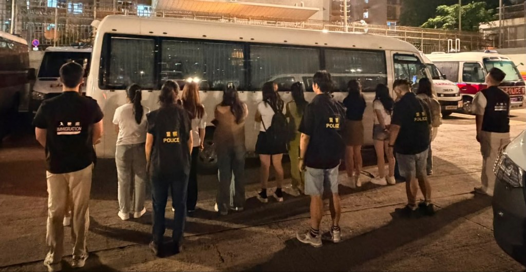 22名內地女子被捕。警方提供 22名內地女子被捕。警方提供