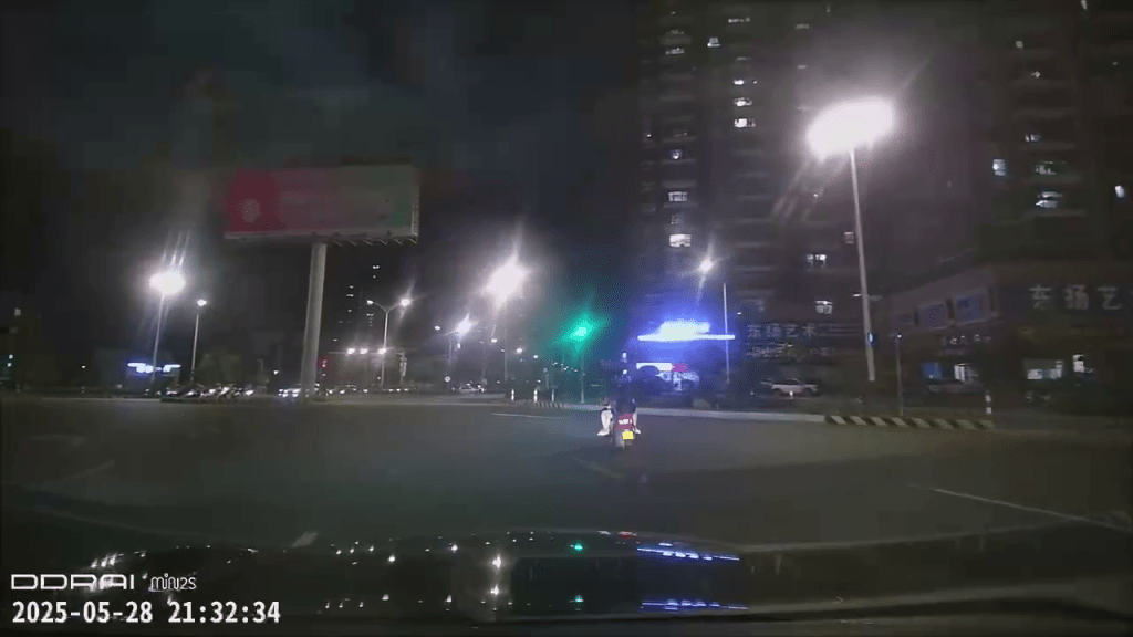 网传影片，原本夜空还是漆黑一片。