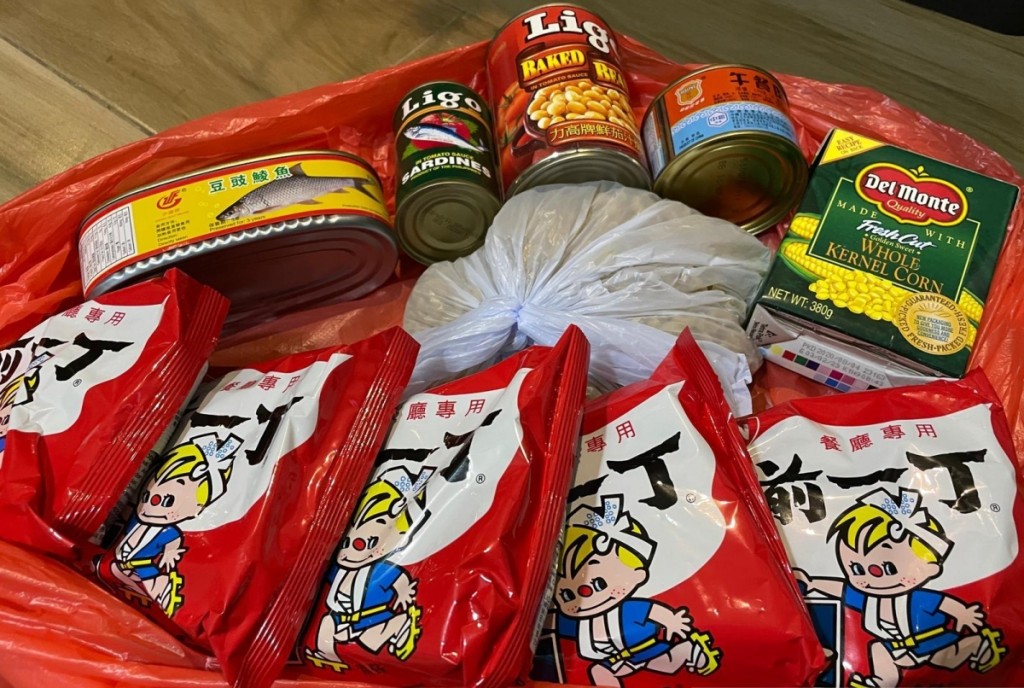 焦點是港台一張沒有看到罐頭易拉蓋的相片和說明指「本台記者獲發的物資袋，有五包即食麵、一袋通心粉、四罐罐頭及一盒粟米粒，而賓館未有罐頭刀及煮食工具提供。」