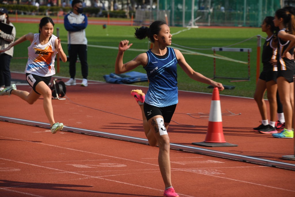 許晴快女子丙組100米跑舊紀錄0.01秒。 本報記者攝