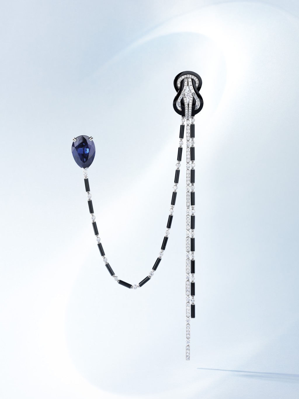 Chance Infinie Faith in Destiny系列鏈形胸針，以品牌招牌雙紐綫符號為主角，黑漆拼搭縞瑪瑙的綫條，跟午夜藍色梨形藍寶石十分合襯。