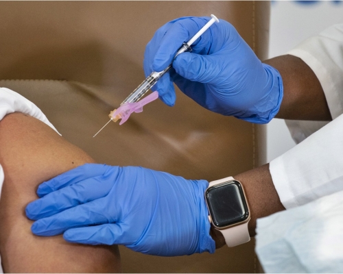 传美国政府考虑把「莫德纳疫苗」部分接种者的剂量减半。AP资料图片